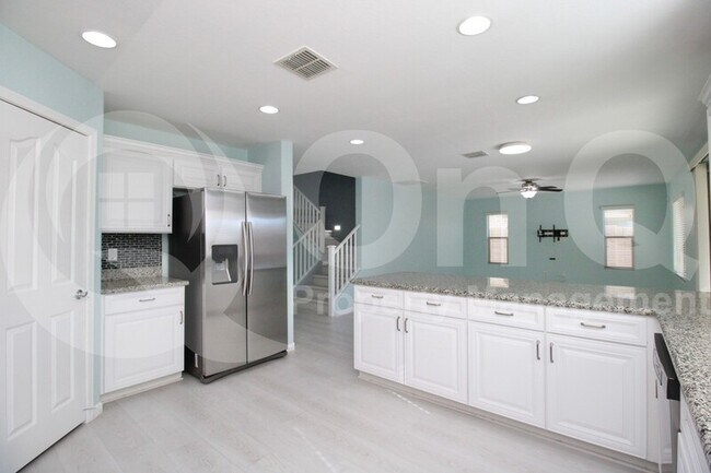 Building Photo - 2037 E Anderson Dr