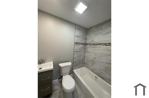 Building Photo - 5 Bedrooms 2 Bathrooms