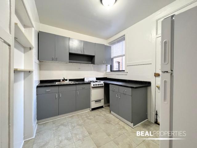 Building Photo - 2 bedroom in CHICAGO IL 60657