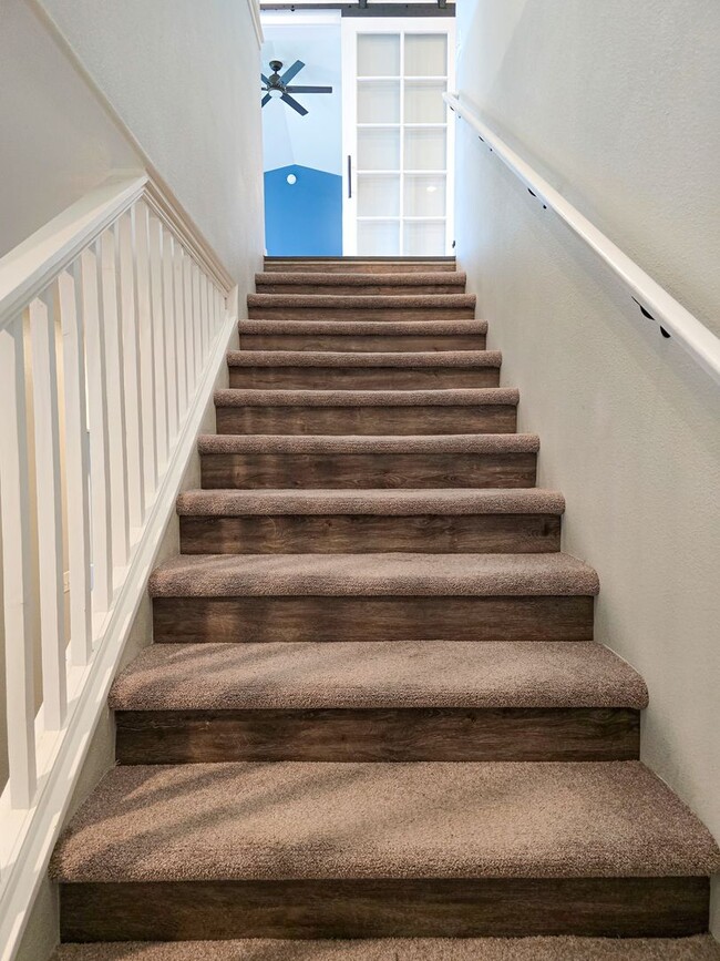 Building Photo - Executive Home with View- 4 bed, 2.5 bath, 2 car garage