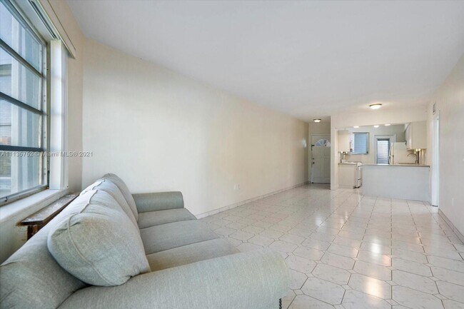 Building Photo - 1671 NE Miami Gardens Dr