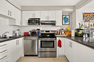 Building Photo - Tour Sherbrooke