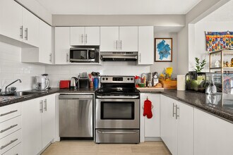 Building Photo - Tour Sherbrooke