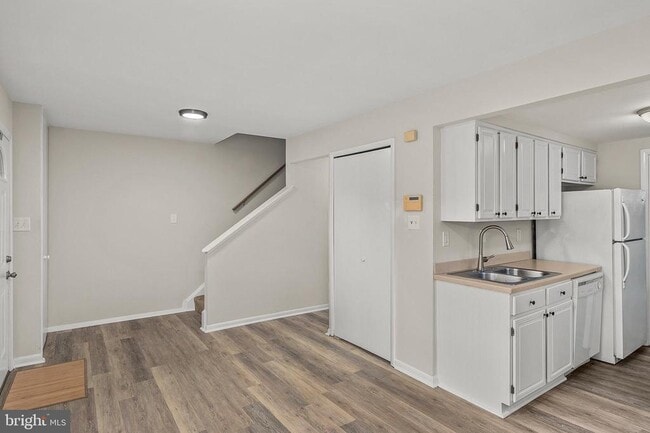 Building Photo - 1604 New Windsor Ct