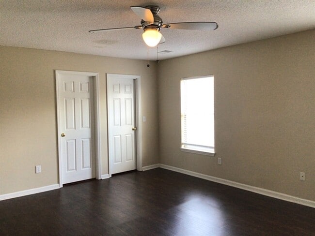 Building Photo - 125 Bathurst Ln