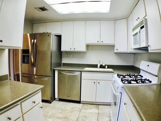 Foto del edificio - 15661 Viewridge Ln