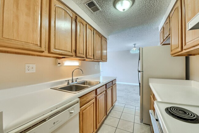 Building Photo - 2 Bedroom 2 bathroom condo in Centennial