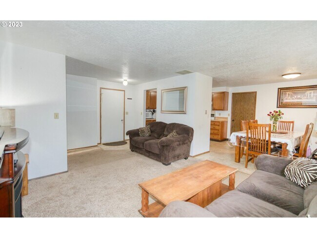 Building Photo - 1750 SW Tamarack St