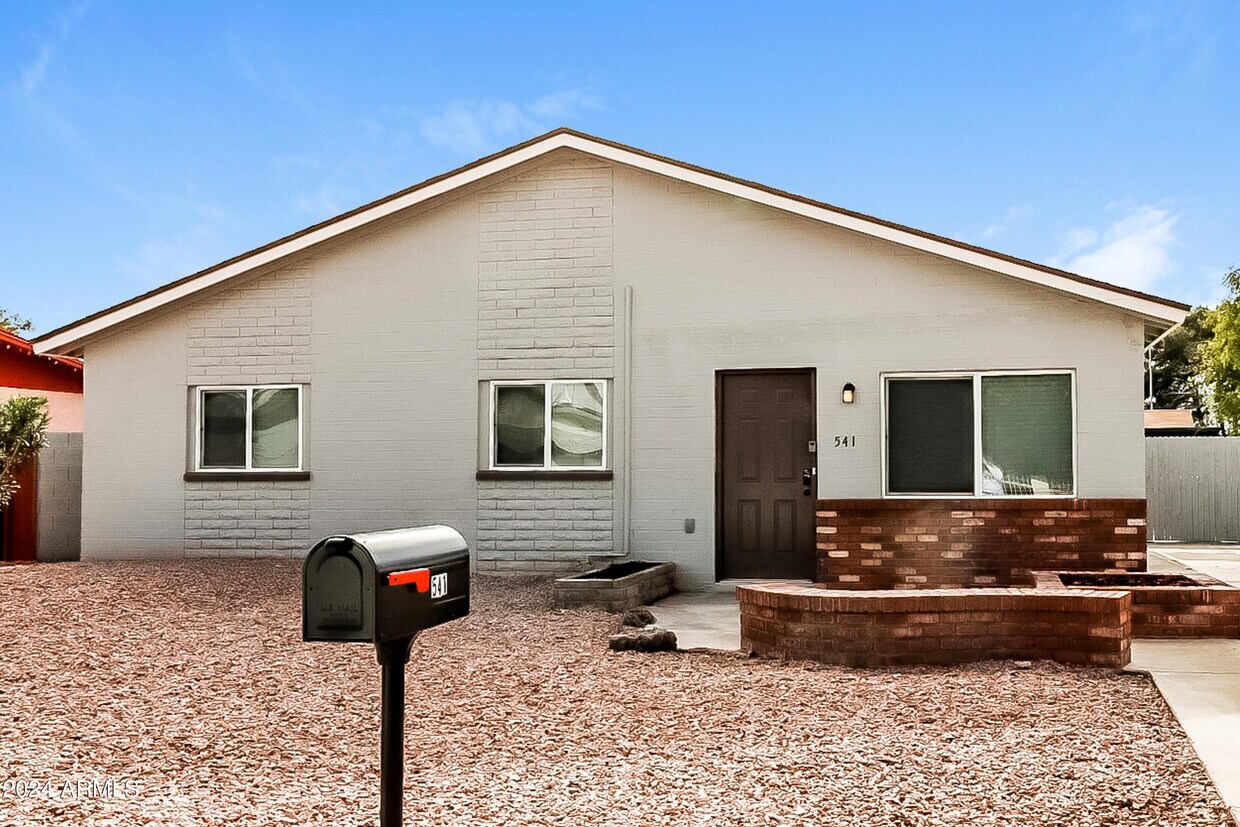 Primary Photo - 541 E Hampton Ave