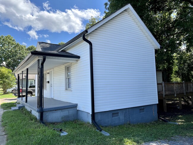 Right side of the house - 605 S Marietta St