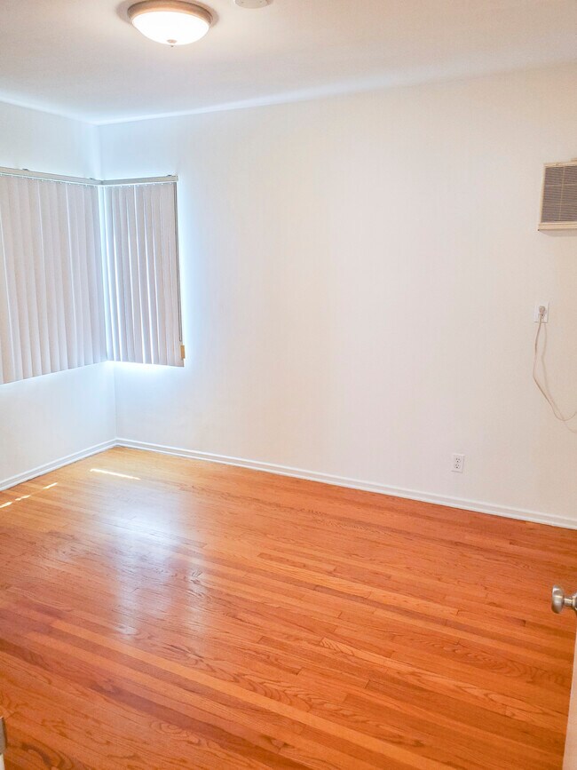 Building Photo - 1037 S Holt Ave