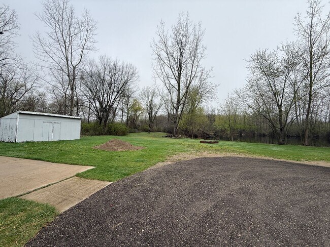 Foto del edificio - 3-Bedroom, 2-Bath Home on Acreage with Pond and Large Detached Garage