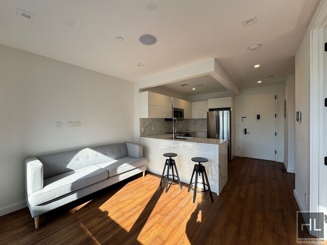 Building Photo - The Vitoria - 27=04 Astoria Blvd Luxurious...