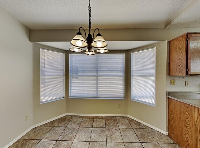 Foto del edificio - 4245 S Normandie Ln