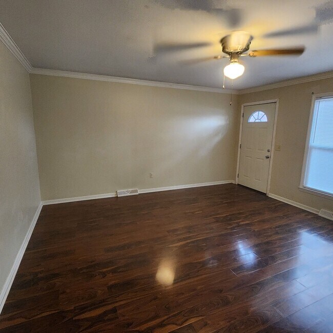 Foto del edificio - 703 Ikes Rd