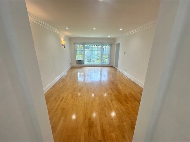 Building Photo - 8576 Holloway Dr
