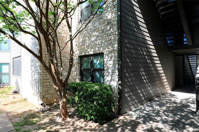 Foto del edificio - 1510 W N Loop Blvd