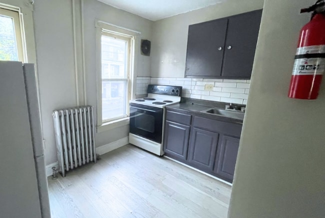 Building Photo - 582 Sunbury St