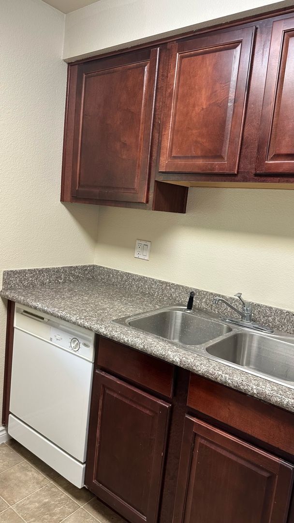 Foto del edificio - 1 Bedroom Condo with community pool & tenn...