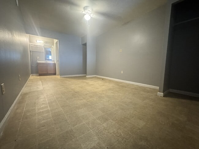 Living - 106 N Carter St