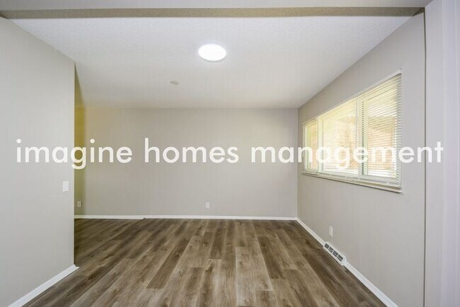 Building Photo - Convenient Location! 3 Bedroom Home in Meh...