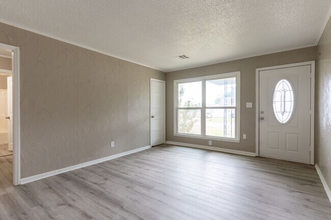 Building Photo - Welcome to your cozy oasis in the heart of...