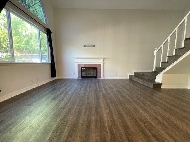 Building Photo - BEAUTIFUL 4 BEDROOM + 3 BATHROOM HOUSE IN SANTA CLARITA AVAILABLE NOW!