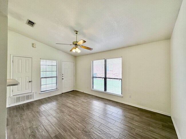 Building Photo - 802 Hackberry St
