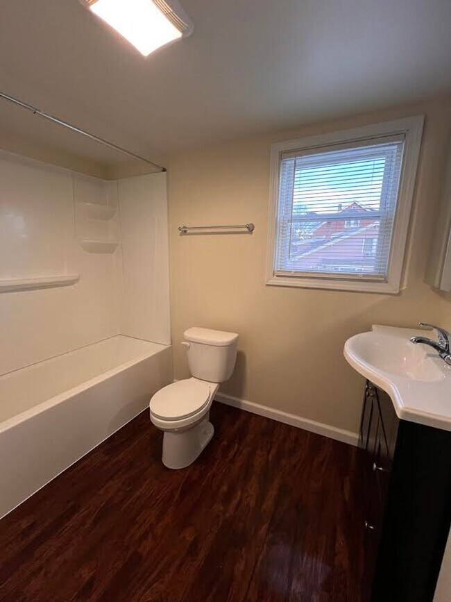 Building Photo - 3 Bedroom Home