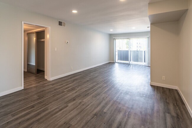 Interior Photo - 1635 North Martel Avenue