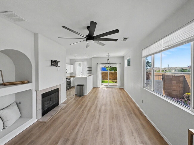 Building Photo - 6501 San Antonio Dr NE