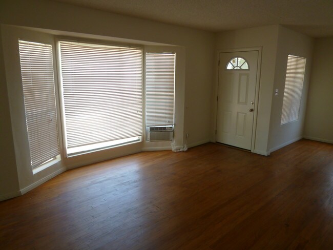 Building Photo - 6525 Hayvenhurst Ave