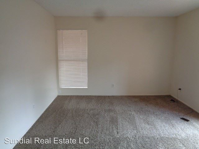 Building Photo - 705 N Arrowhead Dr
