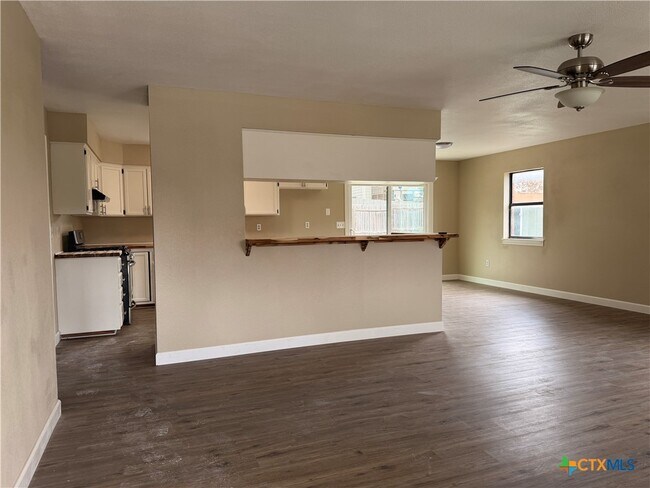 Building Photo - 1616 Lonesome