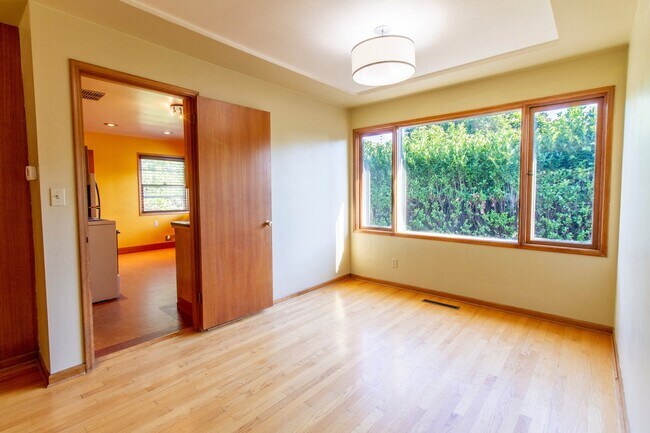 Foto del edificio - Fantastic SE Portland Home with Parking, Hardwoods, Charming Character, and Large Patio