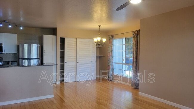 Building Photo - 545 Mananai Pl