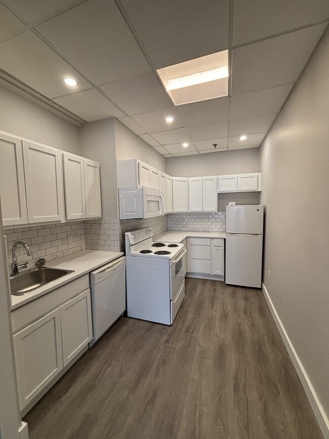 Photo du bâtiment - NEWLY RENOVATED ONE BEDROOM APARTMENT AVAILABLE - WELCOME TO SEACOAST TOWER