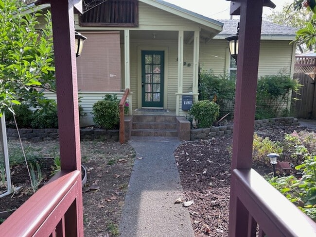 Building Photo - 3 Bedroom 2 Bath - Close to SRJC ~Availble...