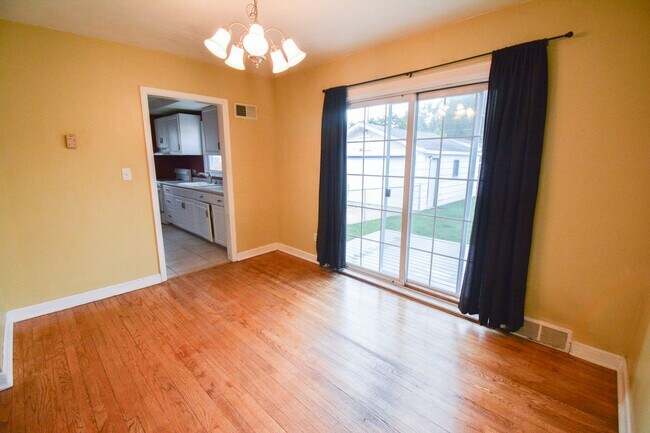 Foto del edificio - Conveniently located 3 bed 1.5 with Fenced In Yard Available NOW!