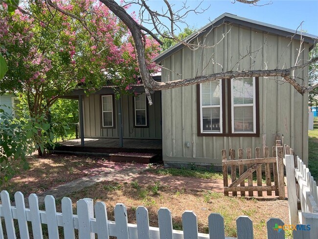 Building Photo - 213 W Schulz St