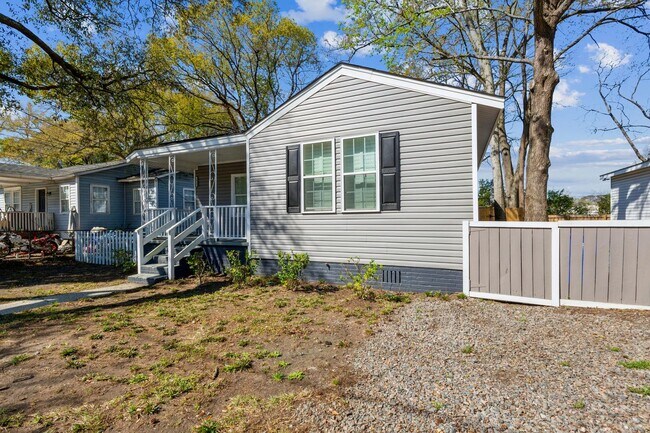 Foto del edificio - Chic & Modern North Charleston Home with Spacious Backyard