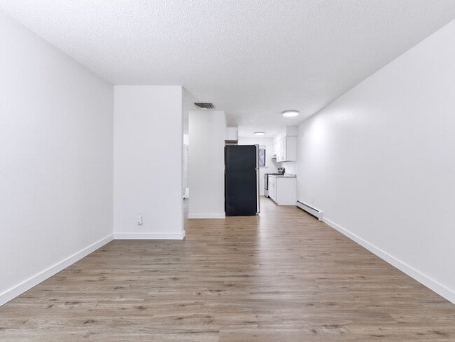 Foto del edificio - Modern 2 Bed, 1 Bath apartment, close to shopping.