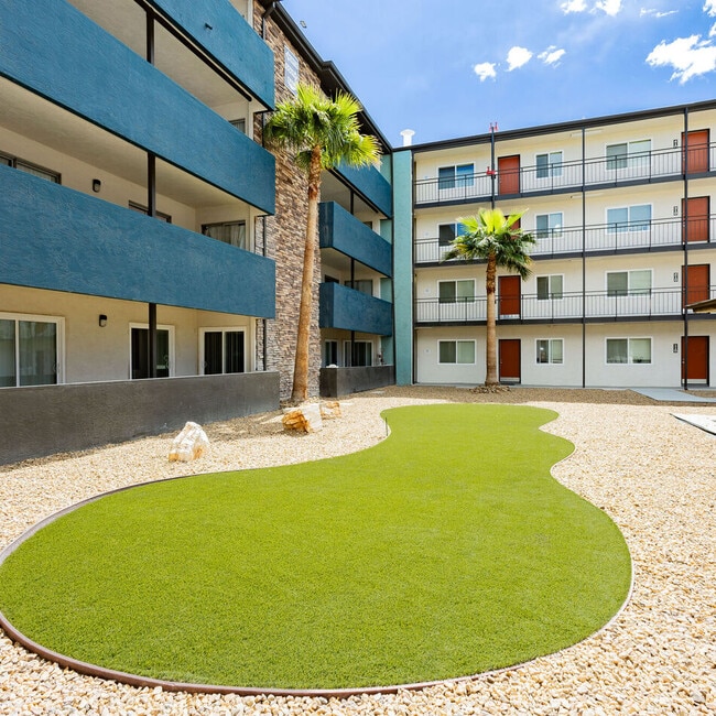 Building Photo - Courtyard 525 Apartments