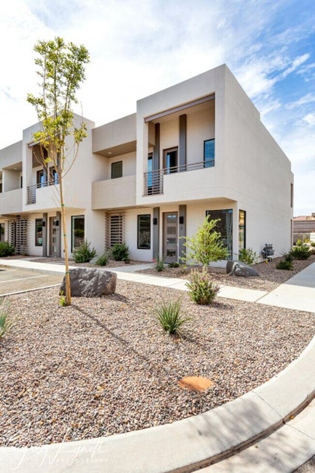 Building Photo - PET FRIENDLY!! Just bring your toothbrush!...