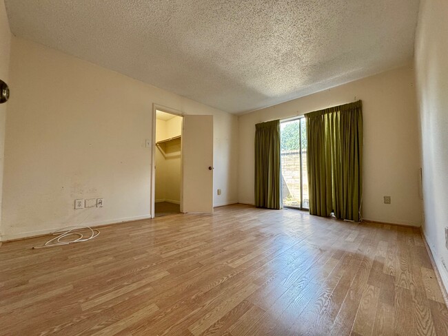 Foto del edificio - 8417 Sands Point Dr