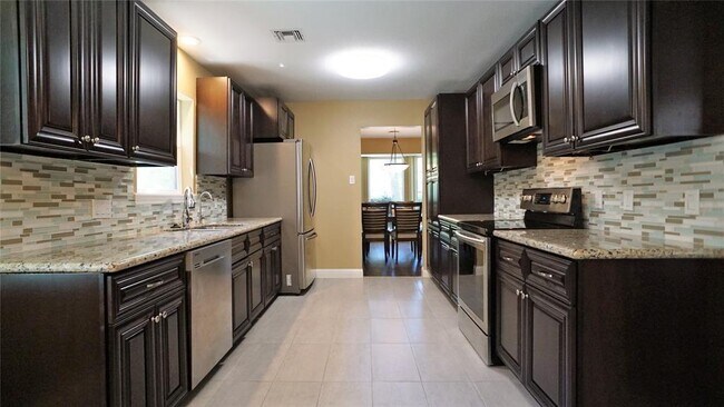 Foto del edificio - 2302 Deer Valley Dr