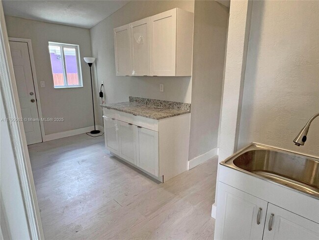 Foto del edificio - 1557 NW 66th St