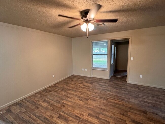 Foto del edificio - All brand new inside! A true 4 bedroom in Moore Schools, no carpet, All luxury vinyl plank!