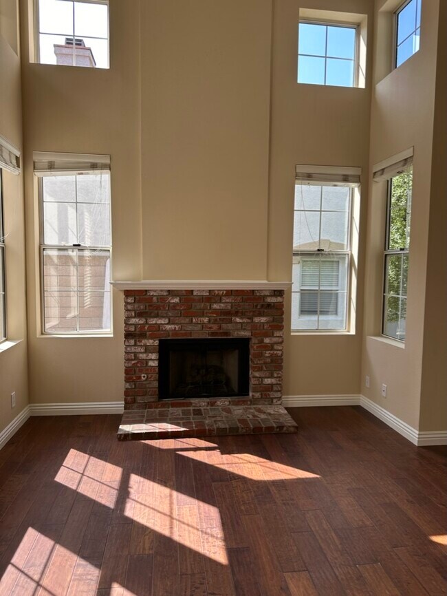 Gas Fireplace - 1147 Knottingham St
