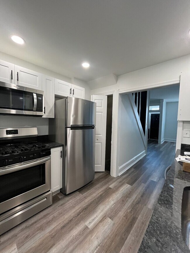 Building Photo - 2 story 2 bed 1 bath house - newly remodeled